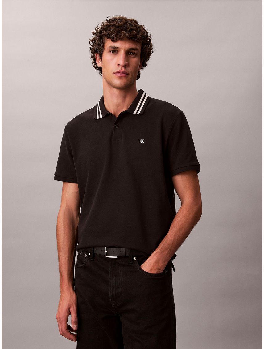 Polo negro de piqué con ribetes en contraste