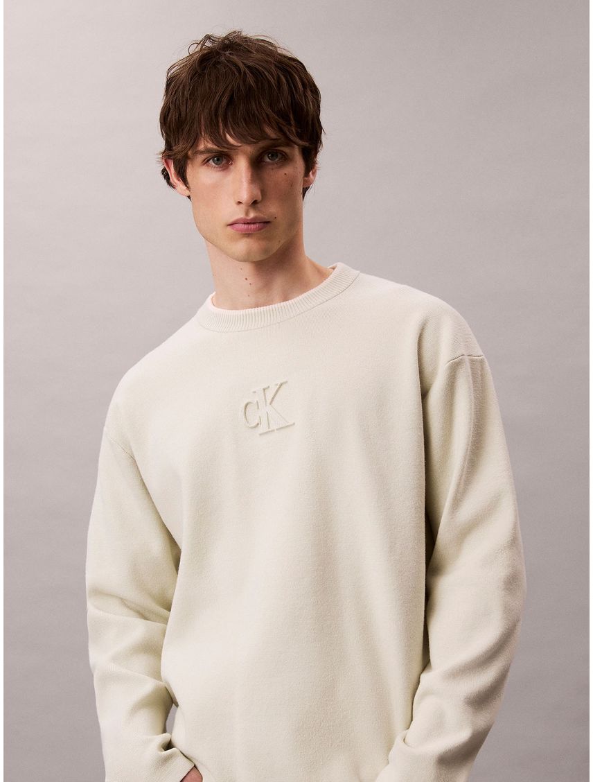 Saco beige de cuello redondo y logo en relieve