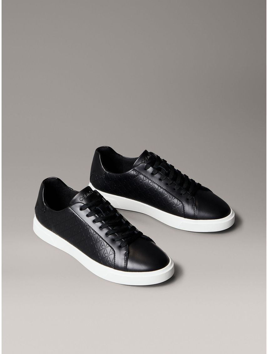 Tenis negro de perfil bajo con monograma en relieve