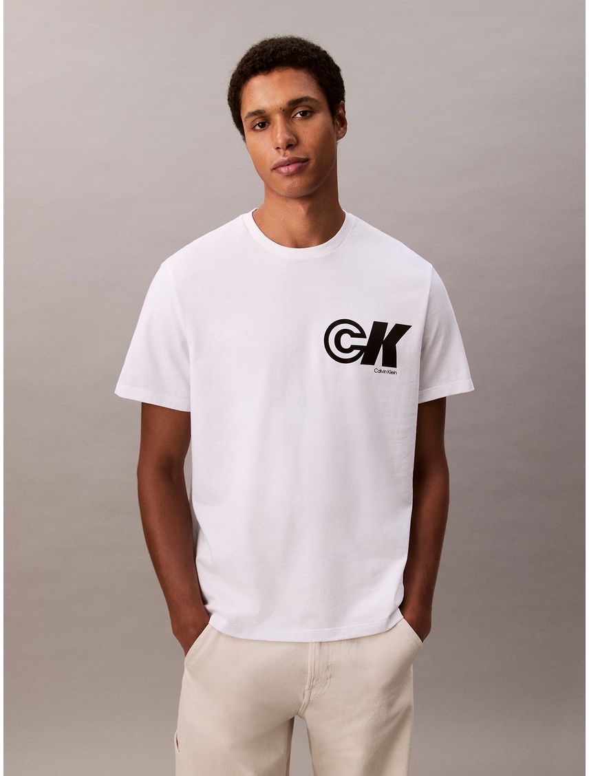 Camiseta blanca sport con logotipo gráfico