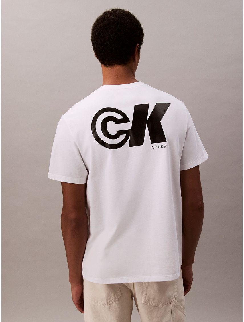 Camiseta blanca sport con logotipo gráfico