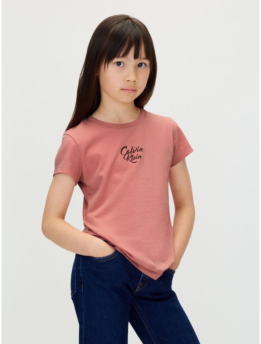 Camiseta rosada de manga corta con logo cursivo