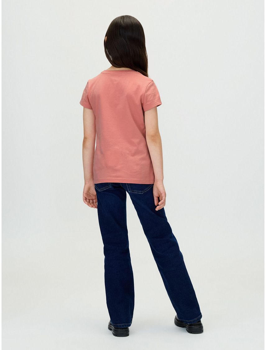 Camiseta rosada de manga corta con logo cursivo