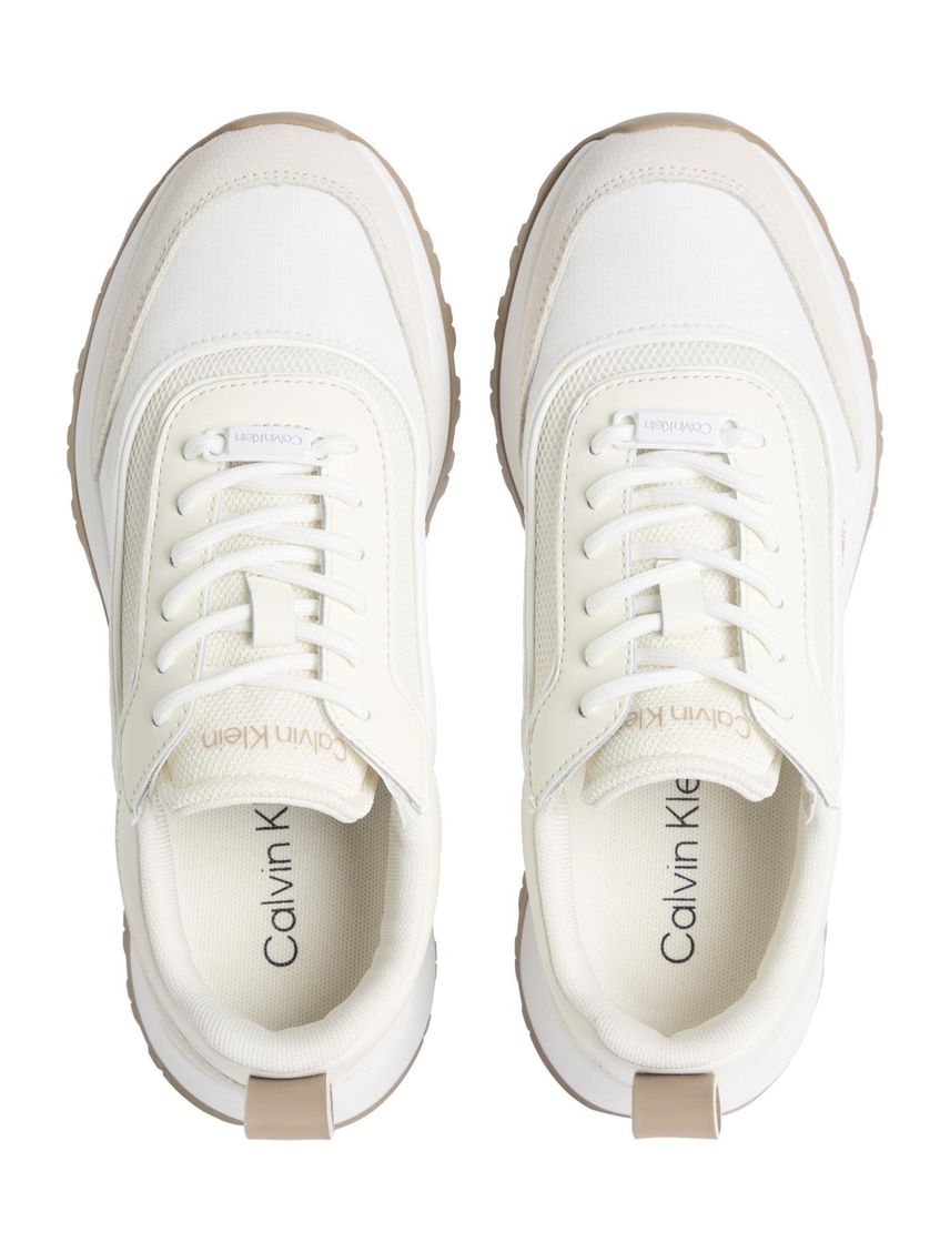 Tenis blanco runner en tejido de malla con suela gruesa