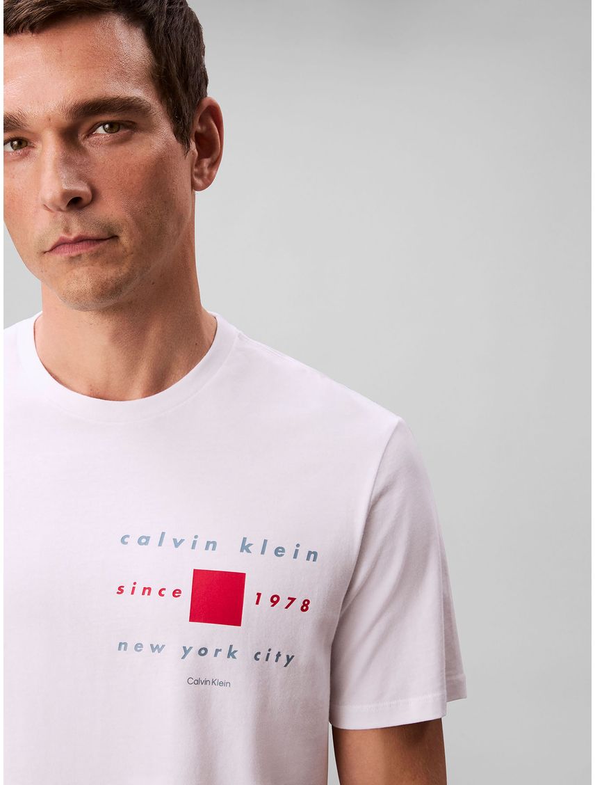 Camiseta blanca con estampado gráfico red box new york city