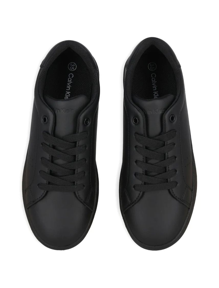 Tenis negro de corte bajo con cordones