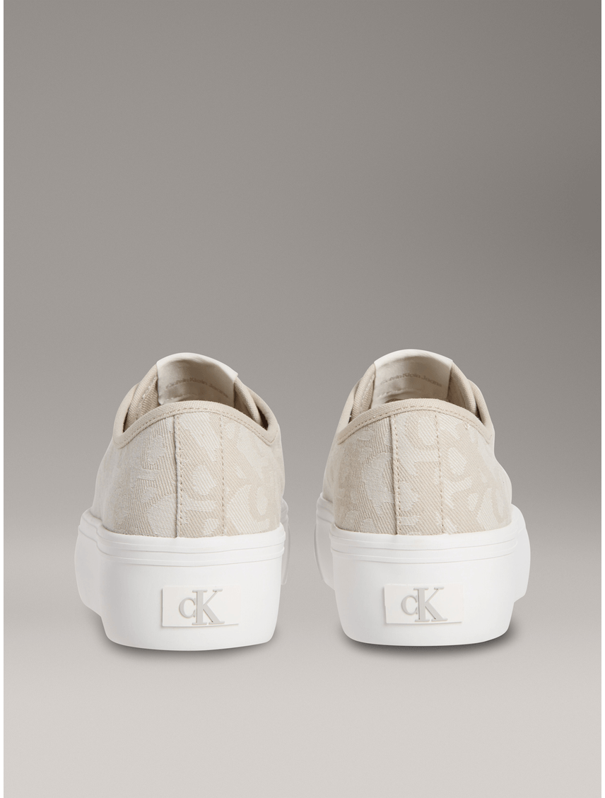 Tenis beige de plataforma de jacquard con logo