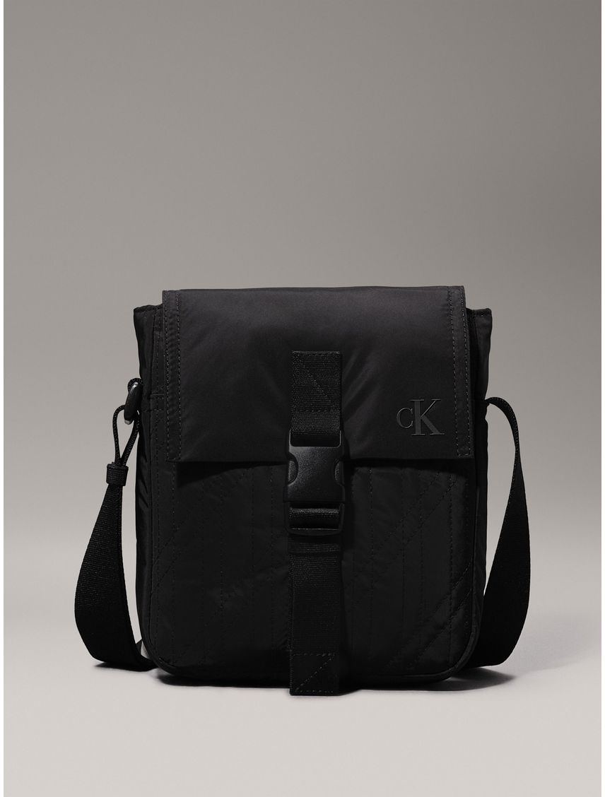 Bolso negro reporter con solapa y broche