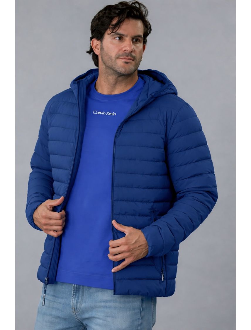 Chaqueta azul acolchada con capota